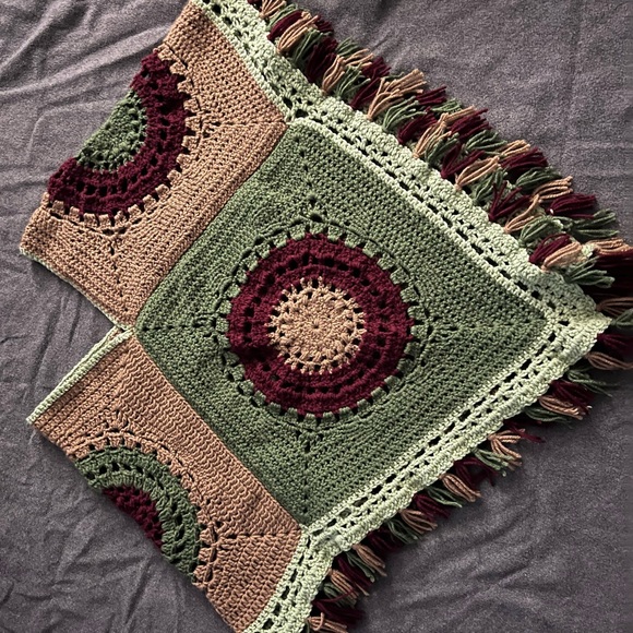 Handmade crochet poncho - Picture 7 of 7